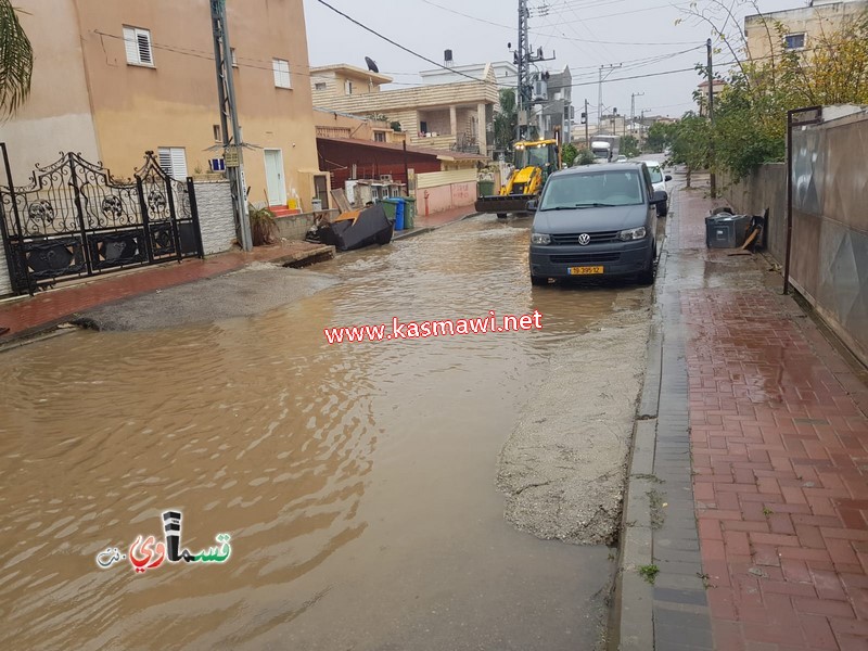 في هذه الأجواء الماطرة ... يكمل العطاء .. طواقم الصيانة ونادر ابو عقل في الميدان يلبون احتياجات الاهالي